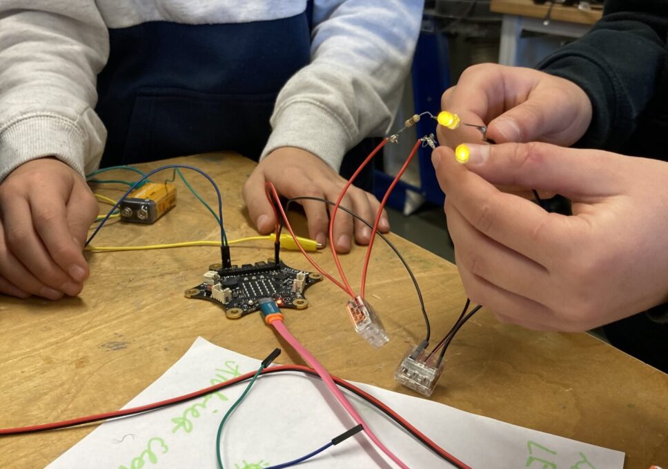 Spielerischer Einstieg in die Welt der Mikroelektronik im Kinder- und Jugendhaus Exil, Coswig